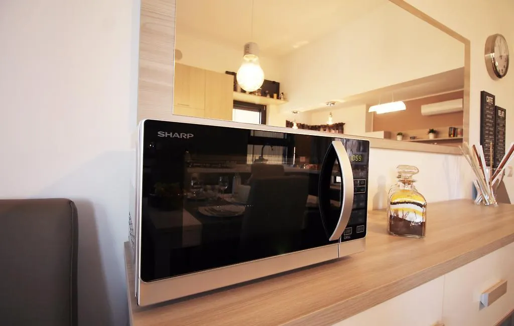 Eur Bright Spacious Terraced Apartment With Private Parking Only For Small Cars Roma Italia