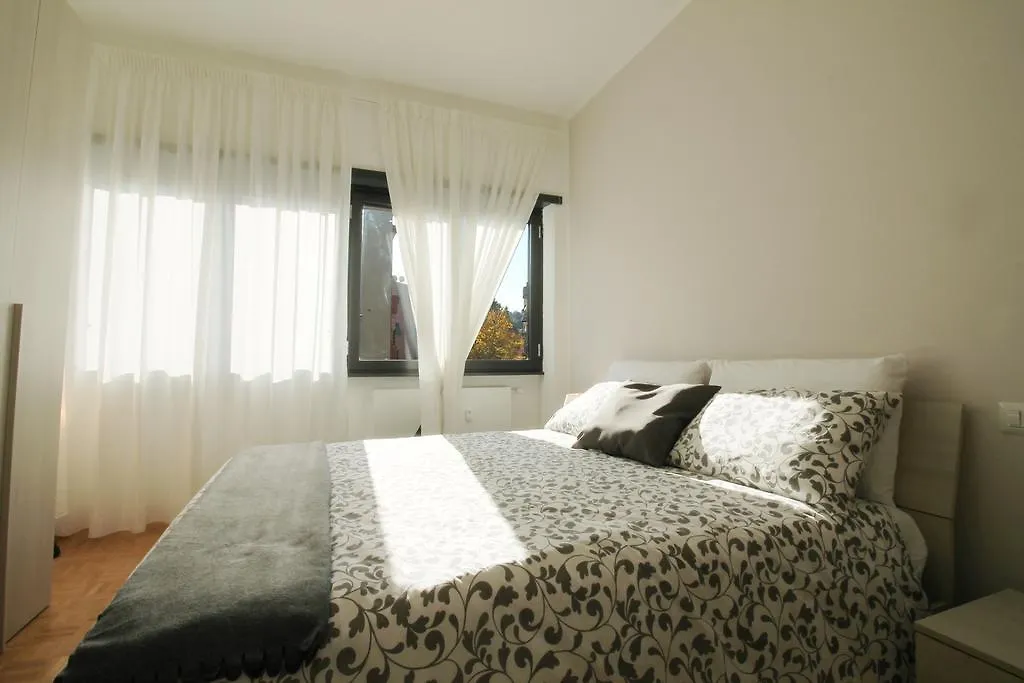 Eur Bright Spacious Terraced Apartment With Private Parking Only For Small Cars Roma